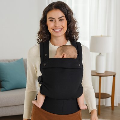 bebe blotti sur maman dans son porte bebe physiologique