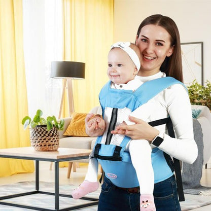 bebe joyeux dans porte bebe ergonomique