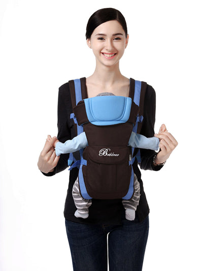 bebe porte par maman dans porte bebe physiologique