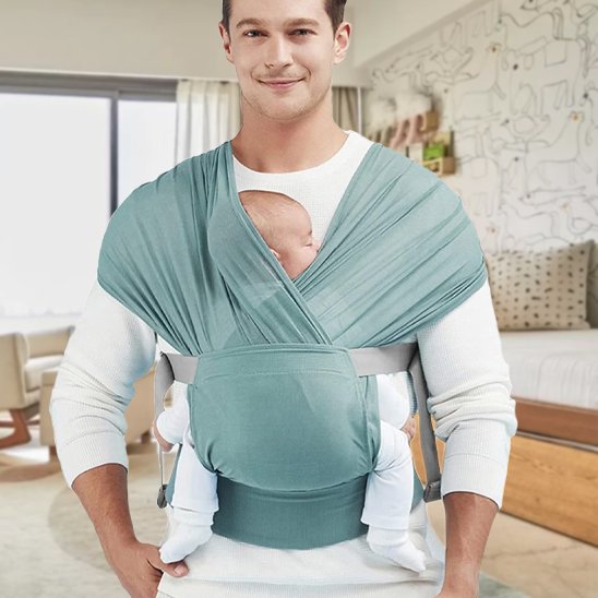 papa souriant bebe dormant echarpe de portage